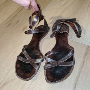 Cydwoq sandals